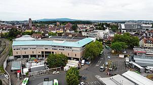 Das markante Gebäude im Herzen Friedrichshafens mit Altstadtparkhaus und dem Supermarkt Edeka Baur am Romanshorner Platz wird seit ...