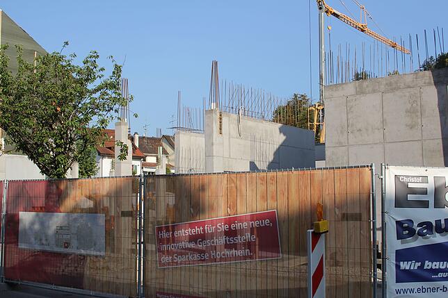 Sparkassen-Bau:Bereits im Bau ist der Neubau der Sparkasse Hochrhein zwischen Unterer Hauptstraße und Marktplatz. Dort entstehen zwei ...