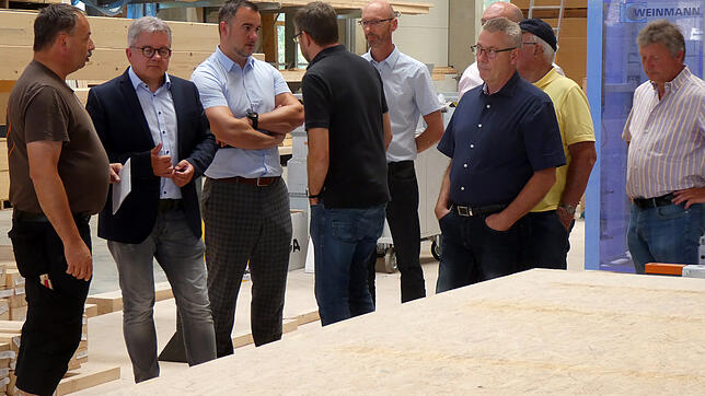 Betriebsleiter Jürgen Mess (links) erklärt dem Landtagsabgeordneten und Justizminister Guido Wolf die Abläufe bei Holzbau Fluck. Mit ...