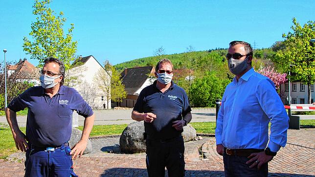 Die Stadt Blumberg hatte wegen der Corona-Pandemie zu Masken-Näh-Aktionen aufgerufen und Masken vor der Stadthalle gegen eine Spende ...