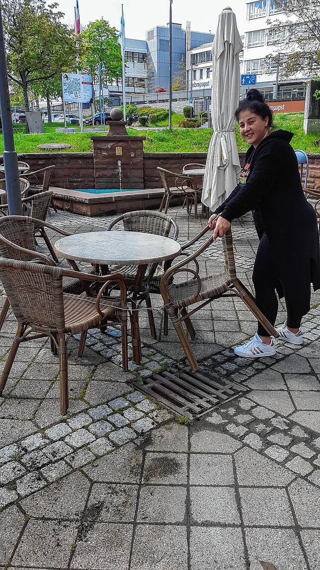 Gamze Celik, Betreiberin des BM Café, hat am Wochenende bereits die Außenterrasse hergerichtet. „Wir freuen uns auf Gäste.“