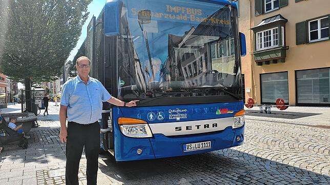 Auch Oberbürgermeister Jürgen Roth war gestern in der Innenstadt, als der Impfbus für zwei Stunden Halt machte.