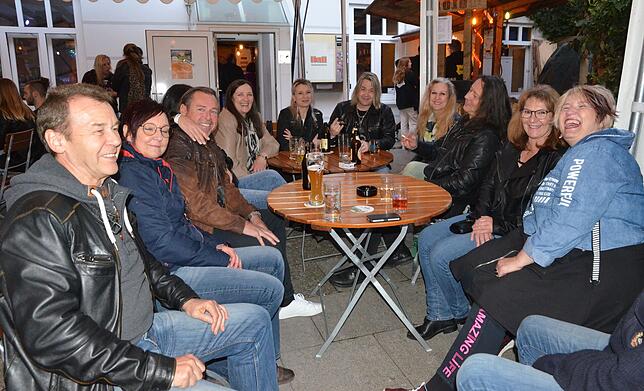 Ein beliebter Treffpunkt: Die Mojo-Bar unterhalb des Rathauses hat ein jüngeres Publikum als die benachbarte Turmstube. Dieses Foto ...