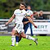 Da war noch alles in Ordnung: Jonas Gläsemann deckt den Ball gegen Kapitän Bora Kalyon vom VfB Waldshut ab. Kurze Zeit später verletzte ...