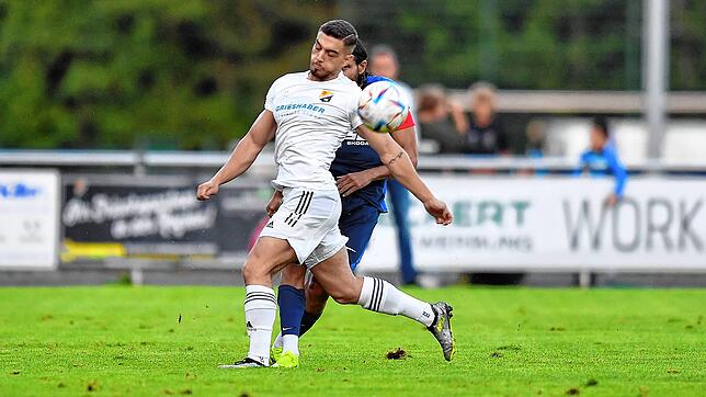 Da war noch alles in Ordnung: Jonas Gläsemann deckt den Ball gegen Kapitän Bora Kalyon vom VfB Waldshut ab. Kurze Zeit später verletzte ...