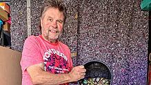 Joachim Jantzen (66) mit einem Teil an Kronkorken, die ihm geliefert werden.