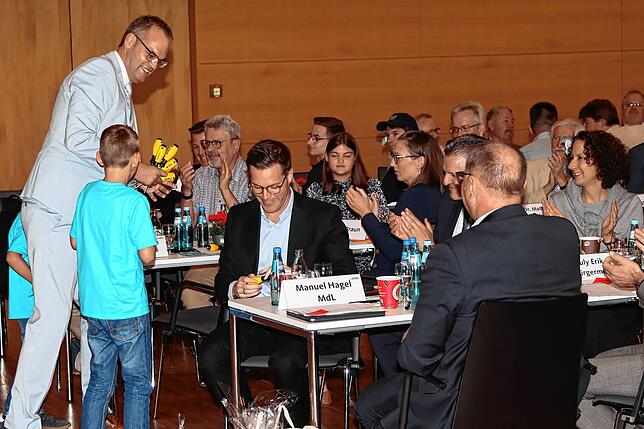 Landtagskandidat Andreas Braun (links) beim Wahlkampfauftakt im Rahmen des Kreisparteitages der CDU. Gemeinsam mit seinen Söhnen ...