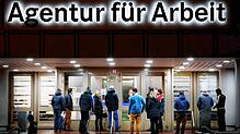 Arbeitssuchende stehen vor einer Bundesagentur für Arbeit.