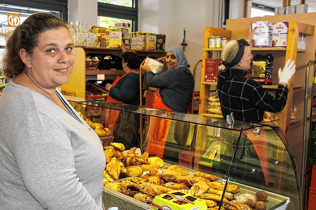 So sieht der Tafelladen auf dem Heinrich-Weber-Platz 2022 aus: Melanie Petsch (links) hat als Mitarbeiterin in der Verwaltung an diesem ...