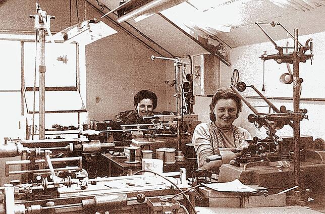 Arbeiterinnen in den frühen 1960er-Jahren in der Wickelei für Transformatoren.