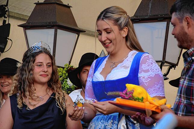 Angela Staneker, Weinprinzessin 2023/2024, wirft einen letzten Blick auf die Krone.