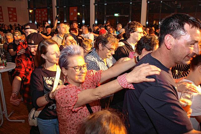 Bild 11: Ausgelassene Stimmung beim Dorfrocker-Konzert in Sauldorf
