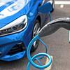 Der Strom fließt in die Autobatterie – aber was genau kostet das eigentlich gerade an der jeweiligen Ladesäule beim jeweiligen Anbieter ...