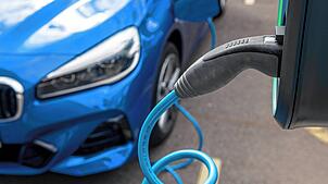 Der Strom fließt in die Autobatterie – aber was genau kostet das eigentlich gerade an der jeweiligen Ladesäule beim jeweiligen Anbieter ...