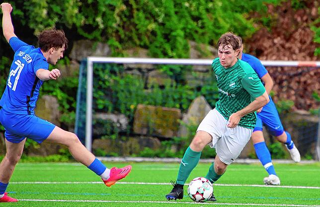 Zweifacher Torschütze: Youngster Finn Rünzi (rechts, gegen Maxim Strauss) vom FC Zell traf doppelt zum 4:4 seiner Elf beim TuS Stetten.