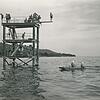 Kräftemessen am Bodensee: Der Sprungturm am Meersburger Strandbad lädt die Jugendlichen damals zu Wettbewerben ein.