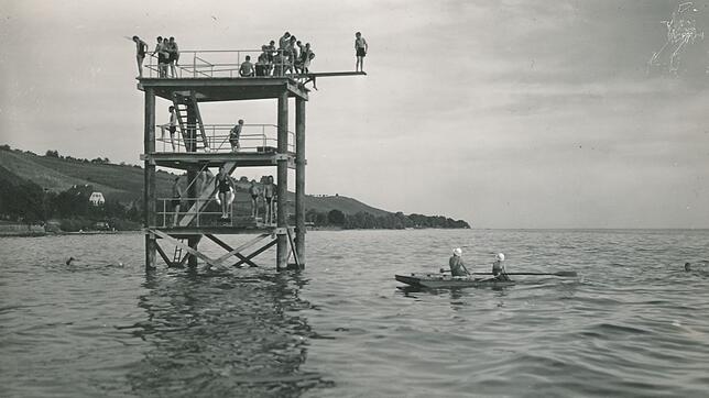 Kräftemessen am Bodensee: Der Sprungturm am Meersburger Strandbad lädt die Jugendlichen damals zu Wettbewerben ein.