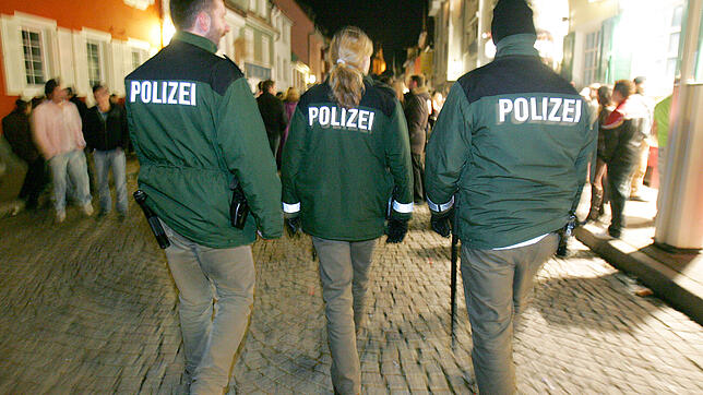 Polizeibeamte patroulieren in der Kneipenmeile Färberstrasse in Villingen. Unser Bild stammt aus dem Jahr 2007.