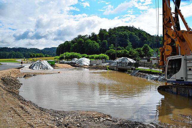 Bild 13: Land unter, Straße unter: Bilder von der überfluteten Brücken-Baustelle auf der L194 beim Freibad