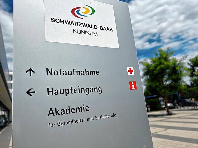 Geradeaus bitte zur Notaufnahmen, weist diese Stele vor dem Klinikum in Villingen-Schwenningen den Weg. Die Zentrale Notaufnahme des ...