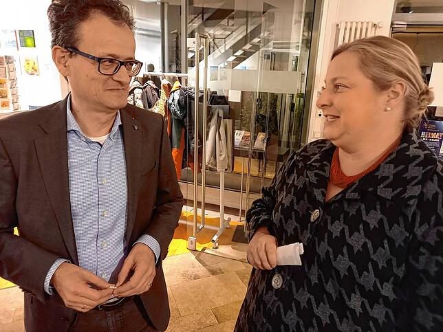 SPD-Fraktionschef Uwe Achilles und und Markdorf Marketing-Geschäftsführerin Barbara Bücken im Austausch.