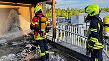 Die in Brand geratenen Paletten-Balkon-Möbel und Glutnester wurden mit Wasser abgelöscht.