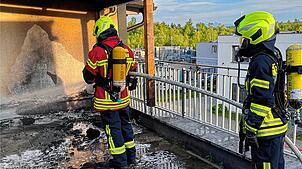 Die in Brand geratenen Paletten-Balkon-Möbel und Glutnester wurden mit Wasser abgelöscht.
