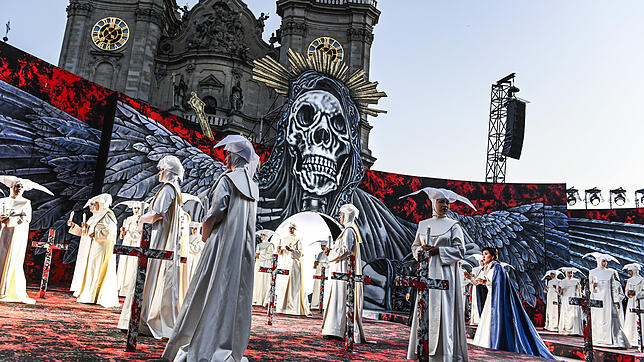 Ein überraschendes Detail der &bdquo;Trovatore&ldquo;-Inszenierung im Klosterhof St. Gallen ist der weiß gekleidete Nonnenchor. Hinten ...