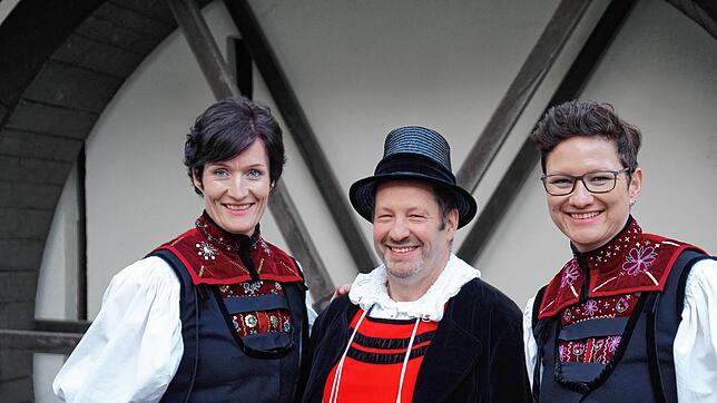Trio in Tracht: Der Vorstand der Vereinigung Alt Waldshut mit Marion Maier, dem Waldshuter Männle Lothar Schmidt und Simone Hofmann (von ...