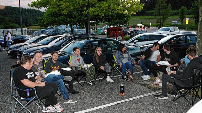 Die jungen Autoposer genießen es, sich bei Treffen in geselliger Runde über ihre Hobbys auszutauschen. Das Benefiztreffen wurde von der ...