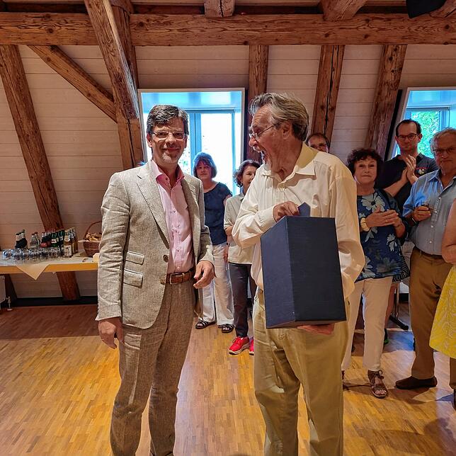 Bürgermeister Georg Riedmann bedankt sich im Juni 2022 mit einem großen Karton Wein bei Hermann Zitzlsperger, der seit Jahrzehnten für ...