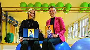 Marina Günter (links) und Bianca Staiger im Spiegelsaal der Volkshochschule (VHS) im Haus der Vereine in St. Georgen mit dem aktuellen ...