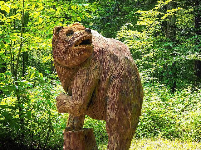 Jörg Hammermeisters Bärenskulptur erwartet die Waldbesucher am Rastplatz „Lauter Eichen“ auf der Route.