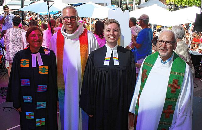 Sie hielten den ökumenischen Gottesdienst am Stadtfest in Singen (von links) Pfarrerin Andrea Fink-Fauser (ev. Luthergemeinde), Pfarrer ...