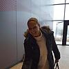 Bianka Fricke aus Tuttlingen gibt ihre Speichelprobe und den Anmeldebogen ab.