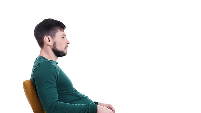 Rumlümmeln auf dem Stuhl oder kerzengerade sitzen: Wie und wie lange ein Mensch sitzt, kann sich auf seine Gesundheit auswirken.