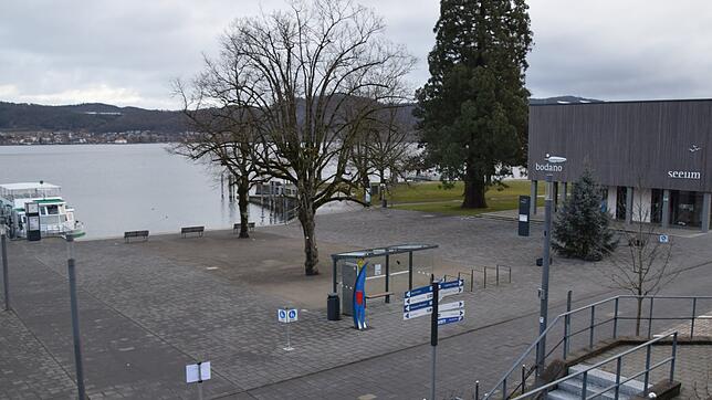 Auf dem Hafenvorplatz beim Seeum fallen an Wochenenden vermehrt Autos auf, obwohl dort nicht geparkt werden darf. Die Gemeinde will ...