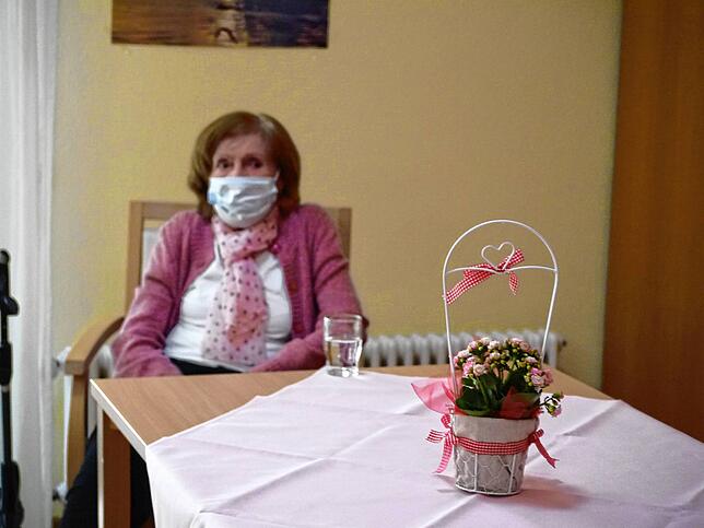 Im Luisenheim der Spitalstiftung wurde ein Besucherbereich eingerichtet. Die 85-jährige Gerda Ganser freut sich auf Besuch von Sohn Stefan.
