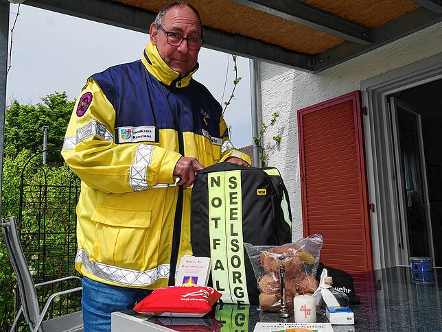 Wenn Fritz Möhrle zu einem Einsatz gerufen wird, hat er seine gelb-blaue Jacke mit der Aufschrift „Notfallseelsorge“ stets ...