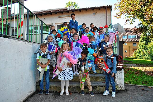 Grundschule Fischbach: Die Erstklässler der Klasse 1a, Schulstandort Schnetzenhausen, mit ihrer Kassenlehrerin Tina Strauch.