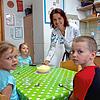 Zum Beginn der Studie gibt es zuckerreduzierten Vanillepudding, serviert von Andrea Maier-Nöth (stehend rechts) und Jo-Ann Fromm ...