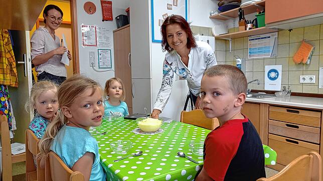 Zum Beginn der Studie gibt es zuckerreduzierten Vanillepudding, serviert von Andrea Maier-Nöth (stehend rechts) und Jo-Ann Fromm ...