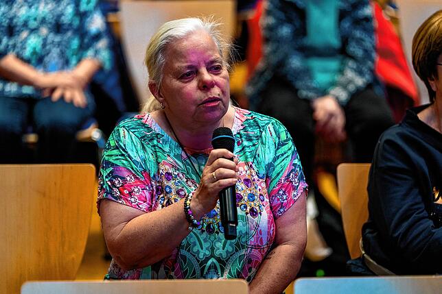 Birgit Mob interessiert sich für die Hirchachie unter Gefangenen.