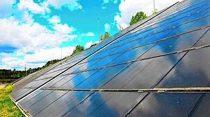 Eine großflächige Solaranlage soll bei Langenbach entstehen. Die Planungen dafür gehen nun in die entscheidende Phase. Bild: Pixabay/stilfee