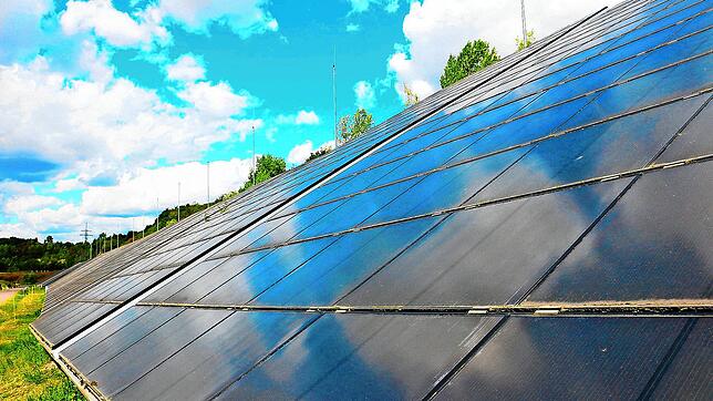Eine großflächige Solaranlage soll bei Langenbach entstehen. Die Planungen dafür gehen nun in die entscheidende Phase. Bild: Pixabay/stilfee