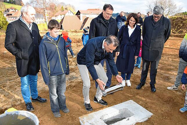 Aufmerksam verfolgt von den Blicken zahlreicher Kinder und der Ehrengäste (v.l.) Architekt Peter Schanz, Staatssekretär Volker ...
