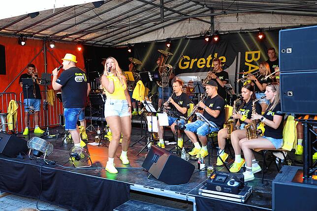 Bild 31: Feierlaune mit der Gretle-Band beim Dettinger Dorffest - hier gibt’s die schönsten Bilder