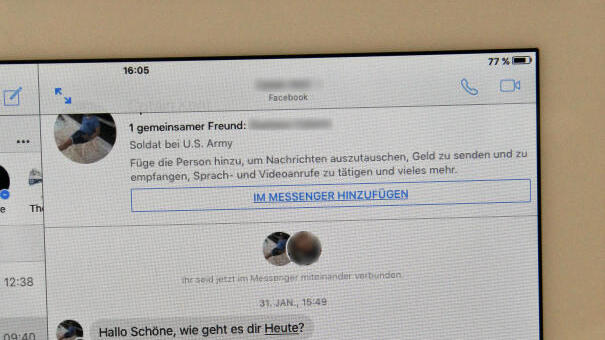 Unser Bild zeigt einen Auszug aus dem Chatprotokoll von Helga B. mit einem der Internetbetrüger. Bild: Jens Fröhlich
