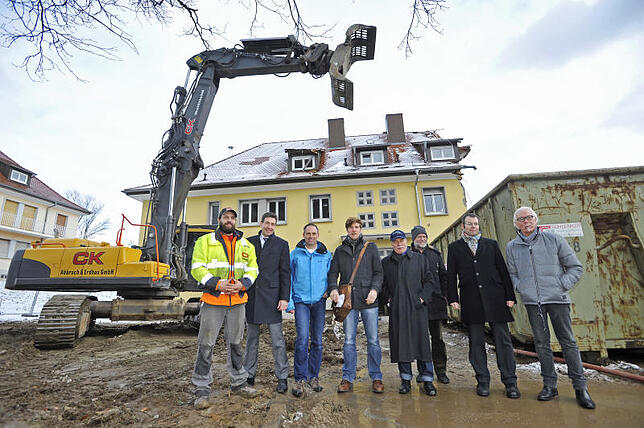 Ein Erinnerungsfoto, schließlich ist es ein denkwürdiger Augenblick für die Stadtentwicklung (von links): Abrissexperte Tim Schumacher, ...