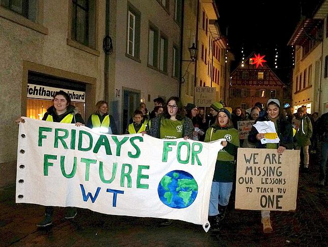 Sichtbarer Protest: Die Demonstranten laufen mit Bannern und Schildern von der Wallstraße Richtung Conrad Gröber Platz.
